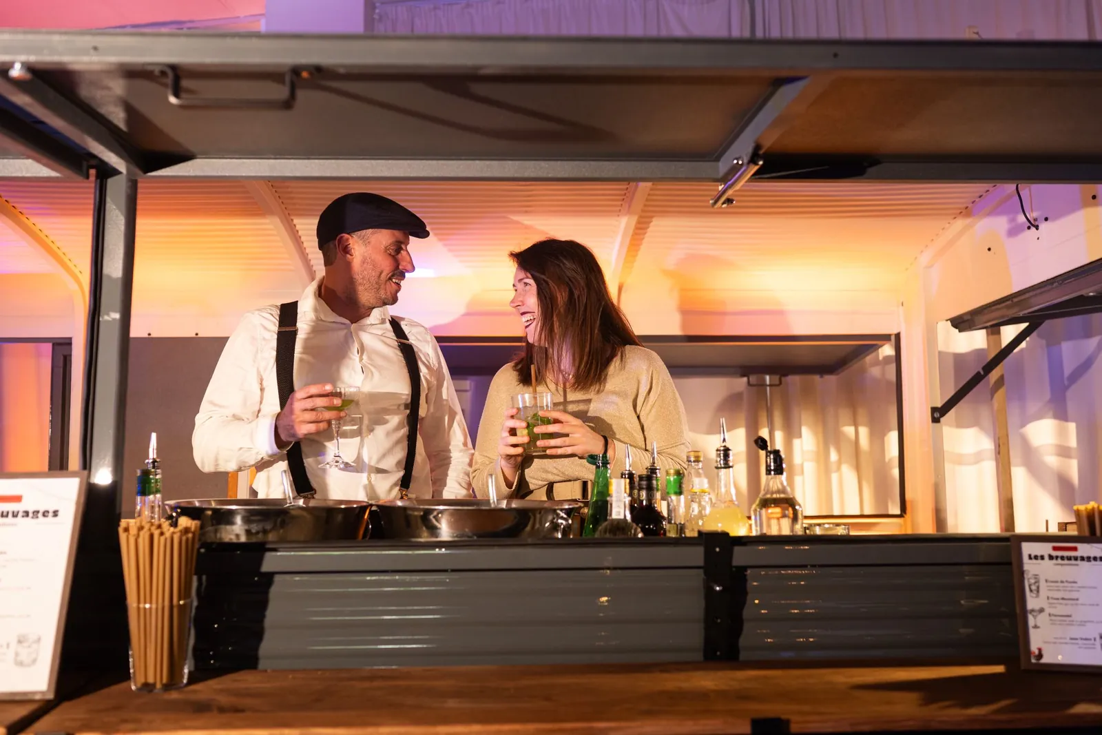 Comptoir du bar en caisses de bois avec bouteilles