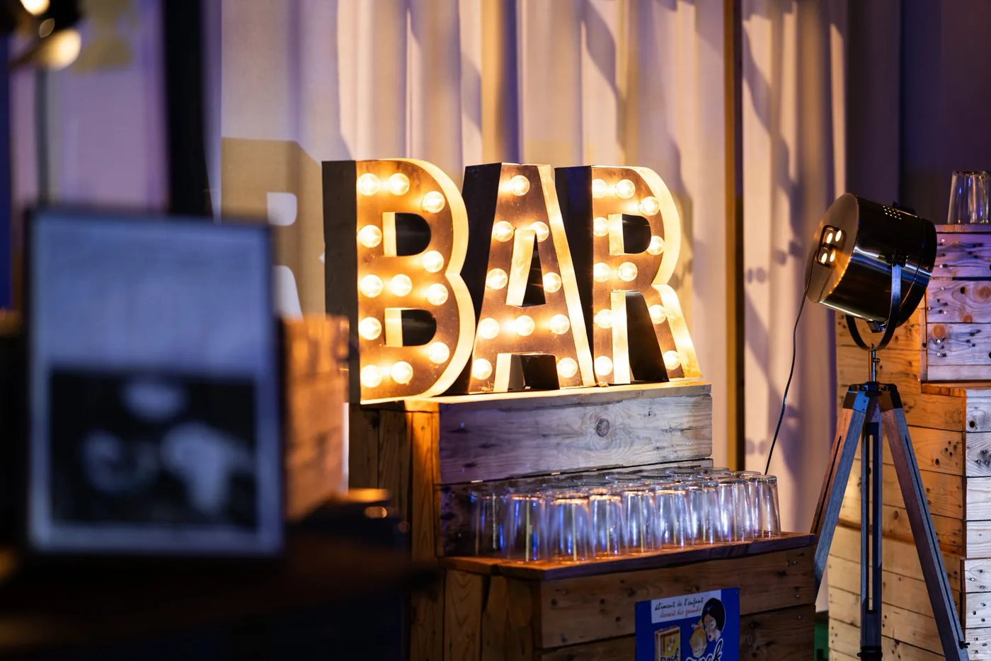 Lettres lumineuses BAR devant le comptoir