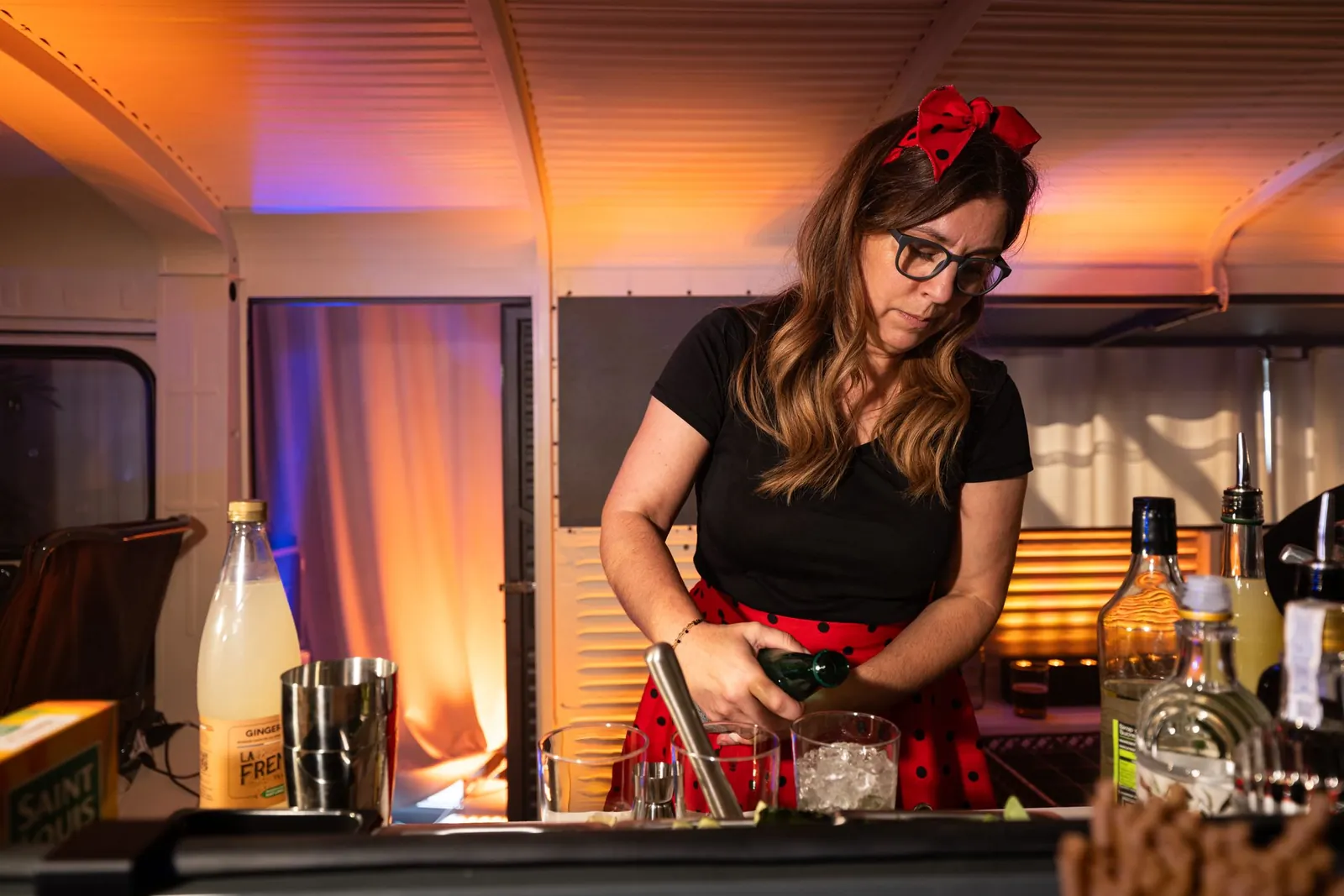Barmaid en tenue vintage derrière le comptoir du camion