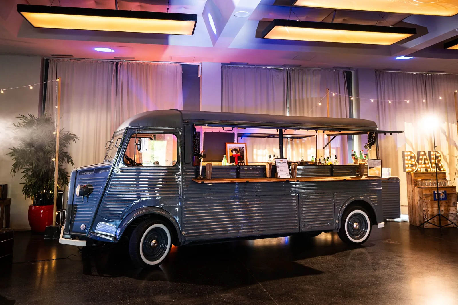 Le camion installé dans une salle de réception avant l'arrivée des invités