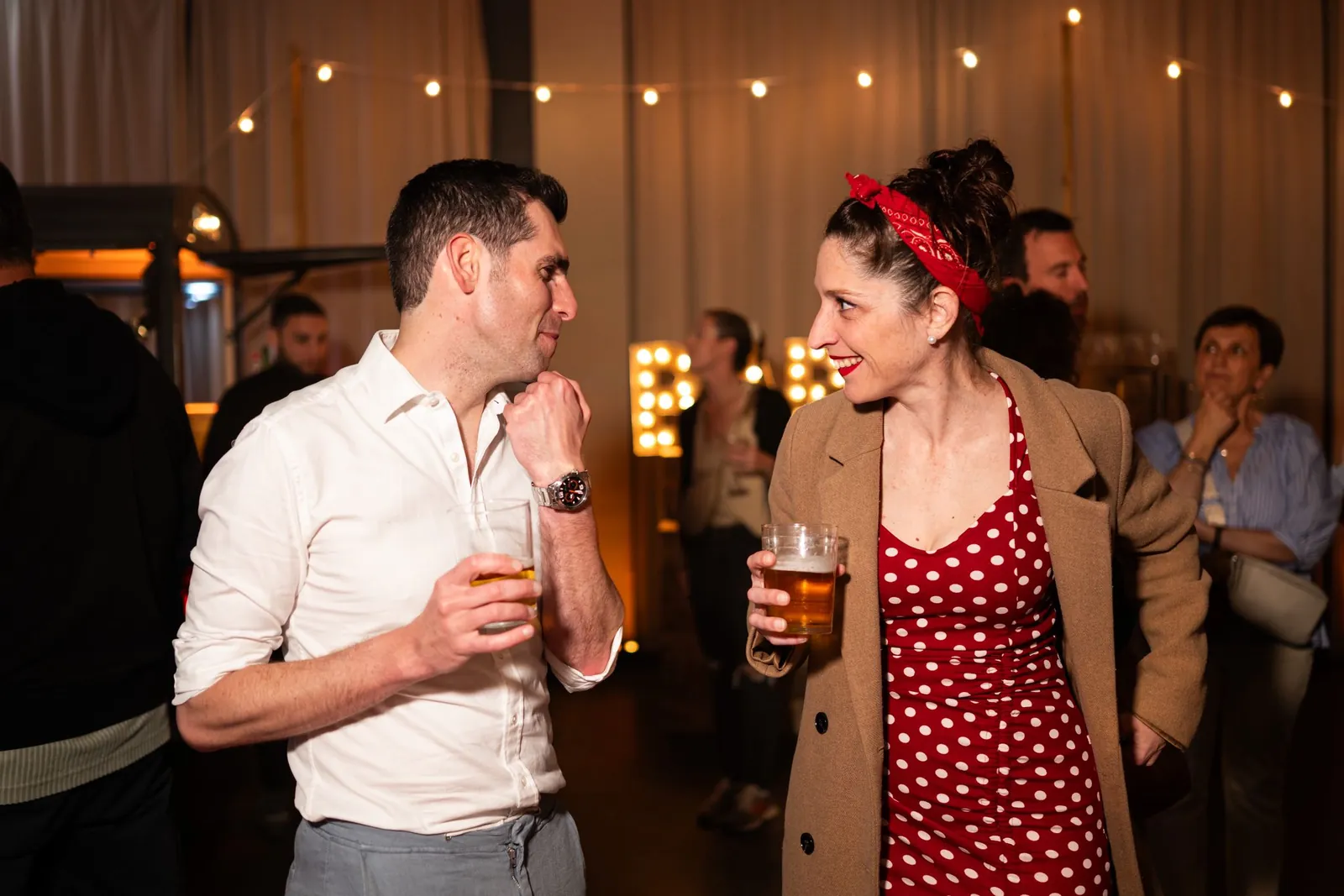 Deux invités en tenue vintage, bière à la main