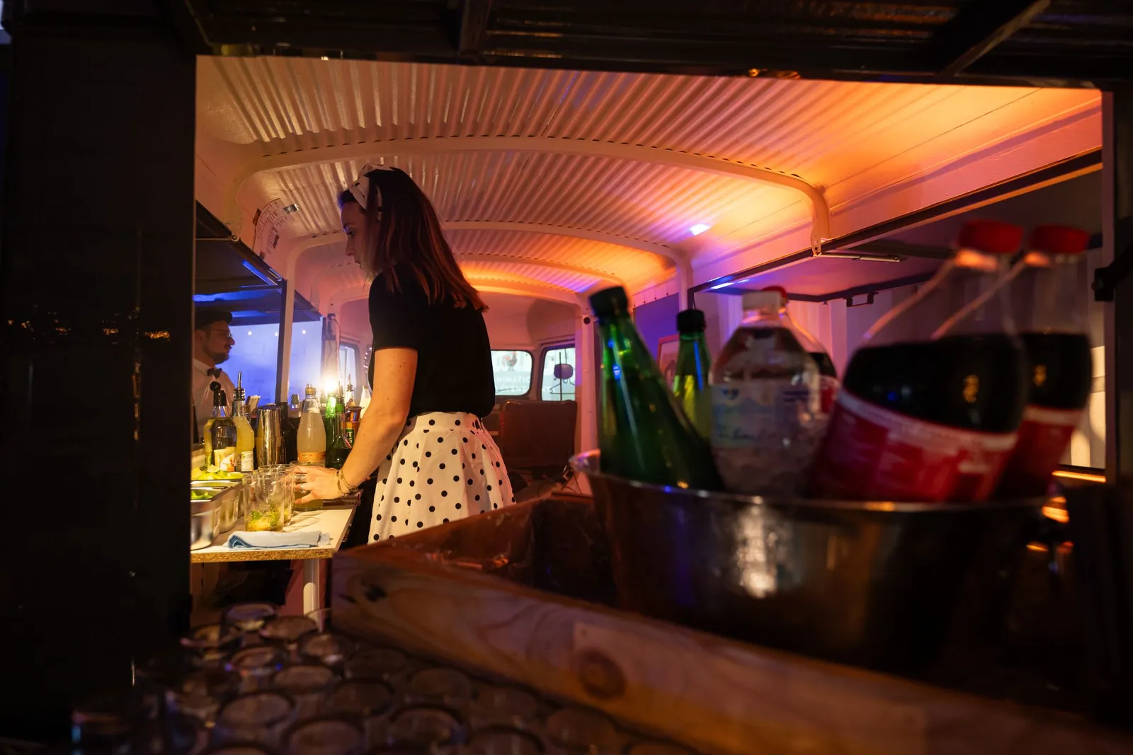 Invités massés devant le comptoir pendant la soirée