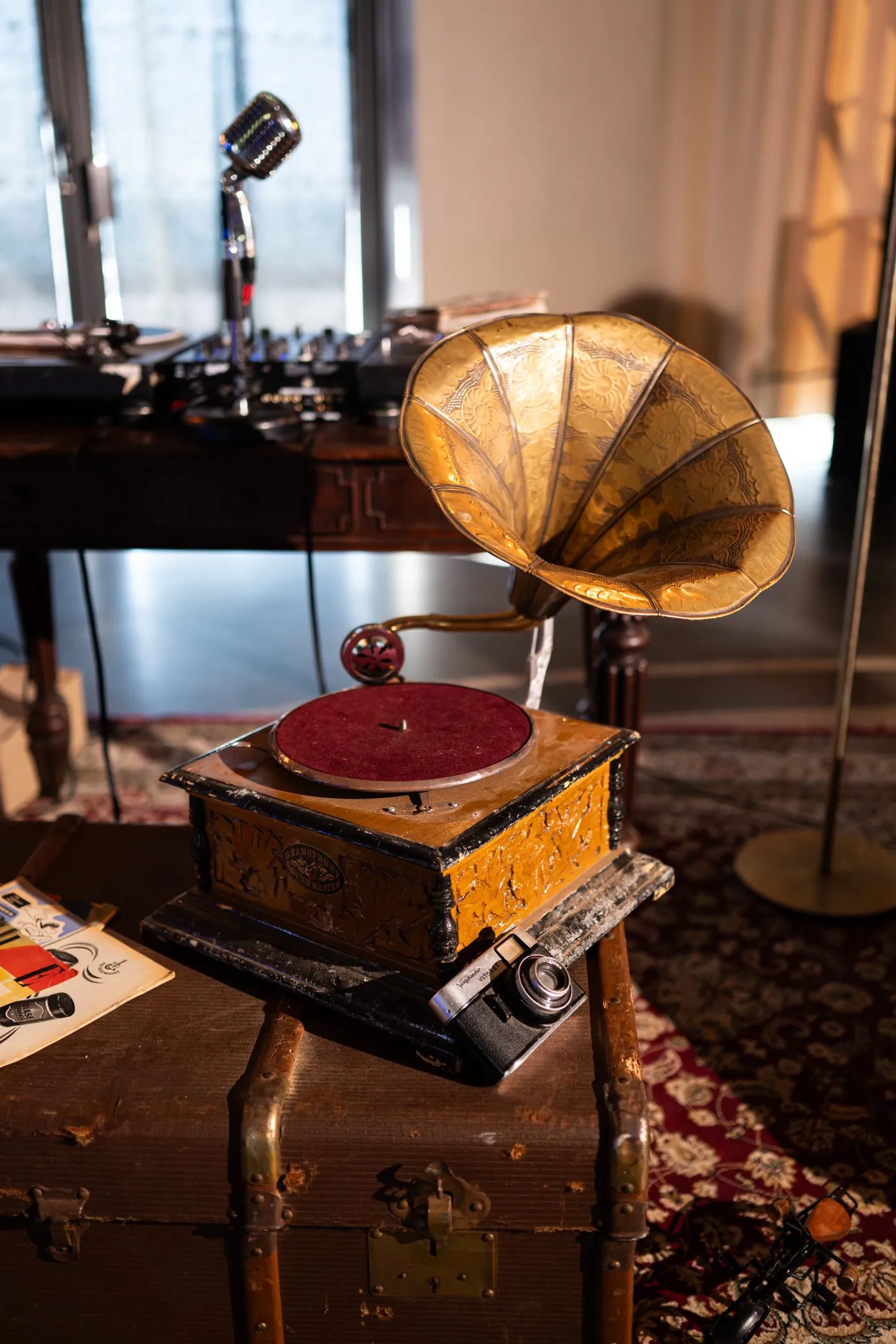 Gramophone à pavillon posé sur une malle