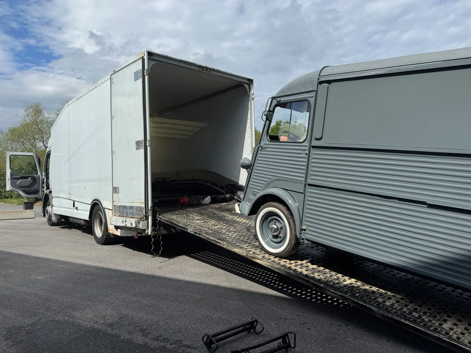 Le Citroën HY descendu d'un camion porte-voitures
