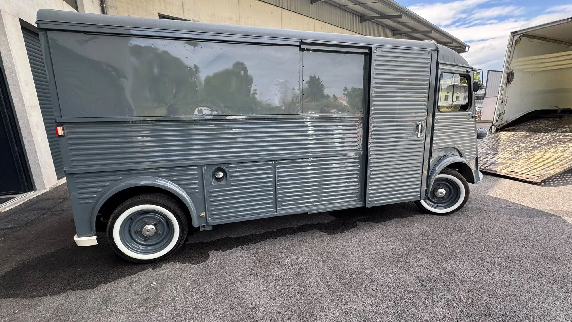 Le Citroën HY entièrement remis en peinture, avant son aménagement en guinguette