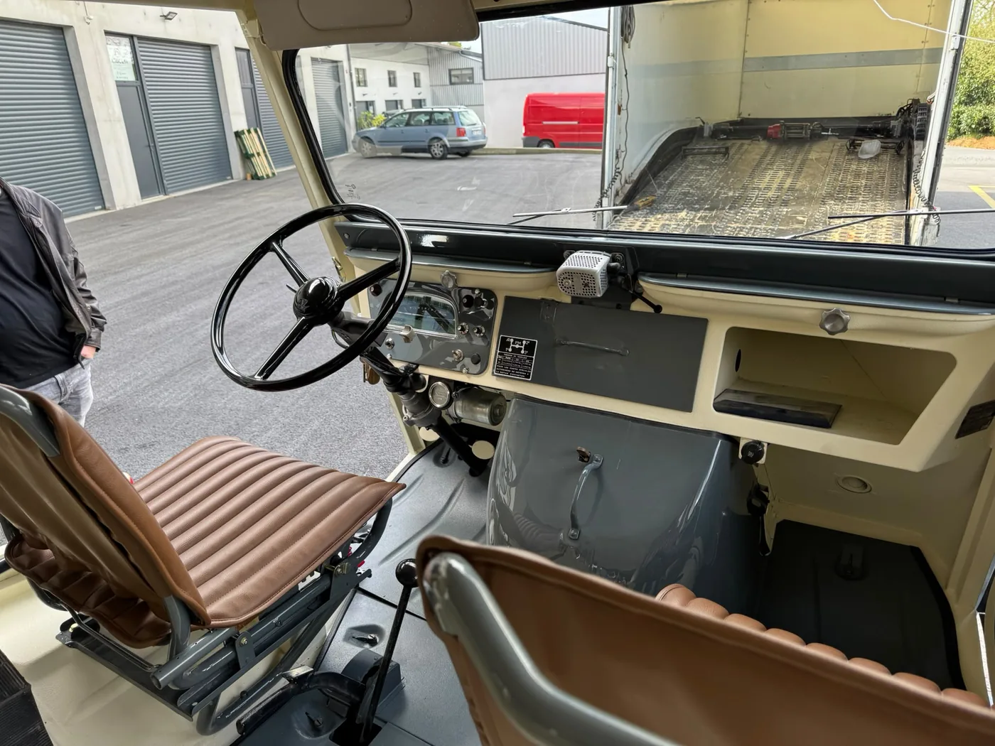La cabine du Citroën HY, volant, levier au plancher et sièges en cuir