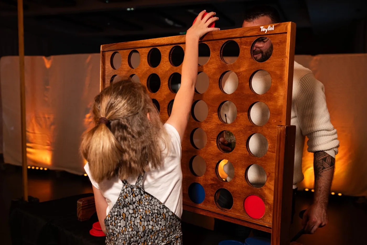Puissance 4 géant en bois pendant une soirée