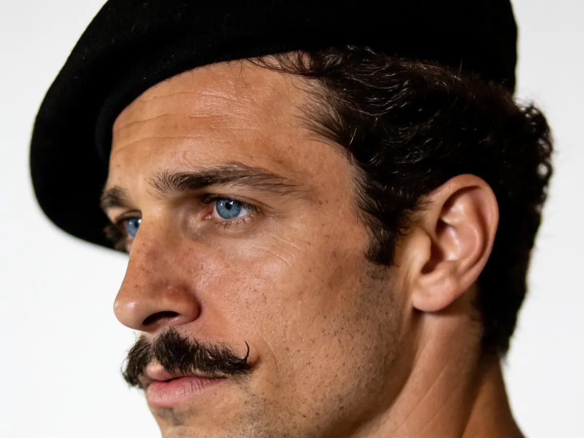 Portrait de profil de Lucien