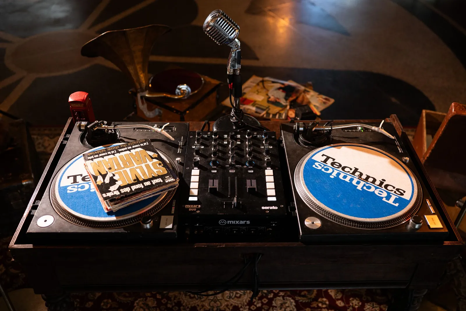 Platines vinyles Technics et table de mixage