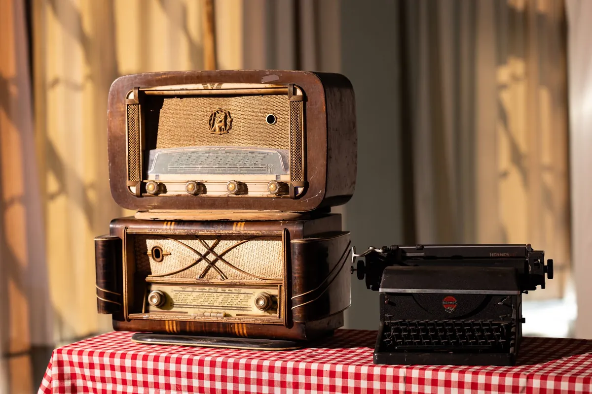 Téléphone en bakélite reconverti en cabine à messages