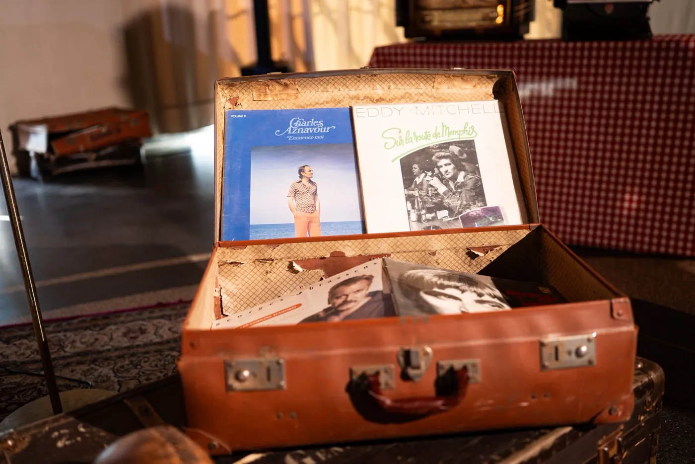 Valise vintage remplie de photographies anciennes