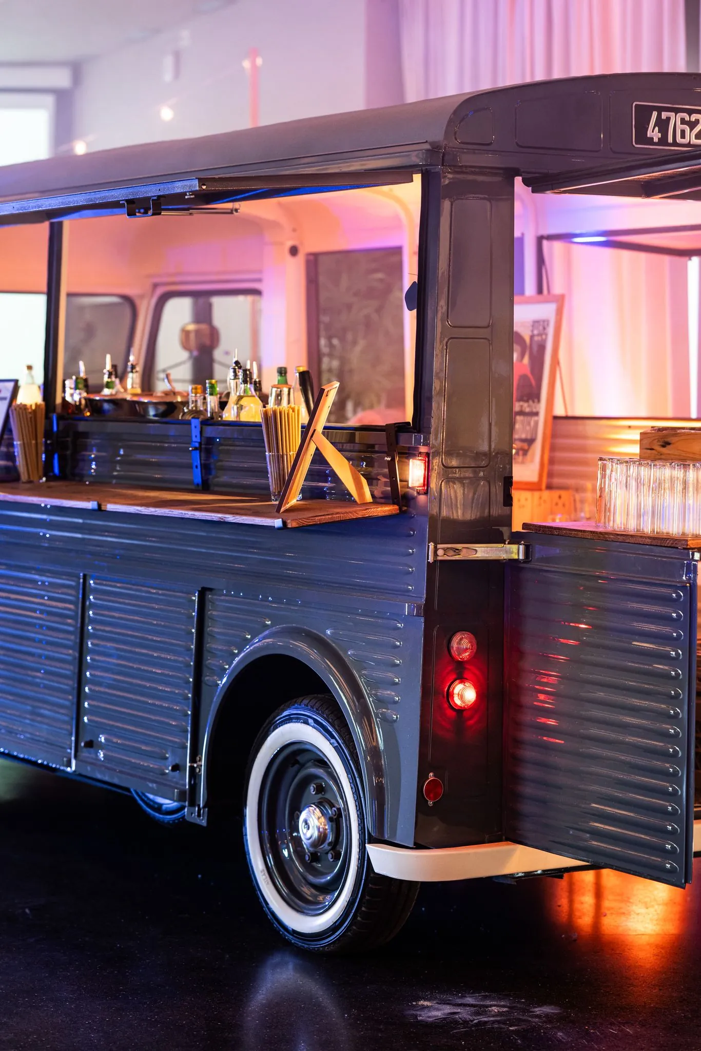 Le camion bar de trois quarts, comptoir déployé