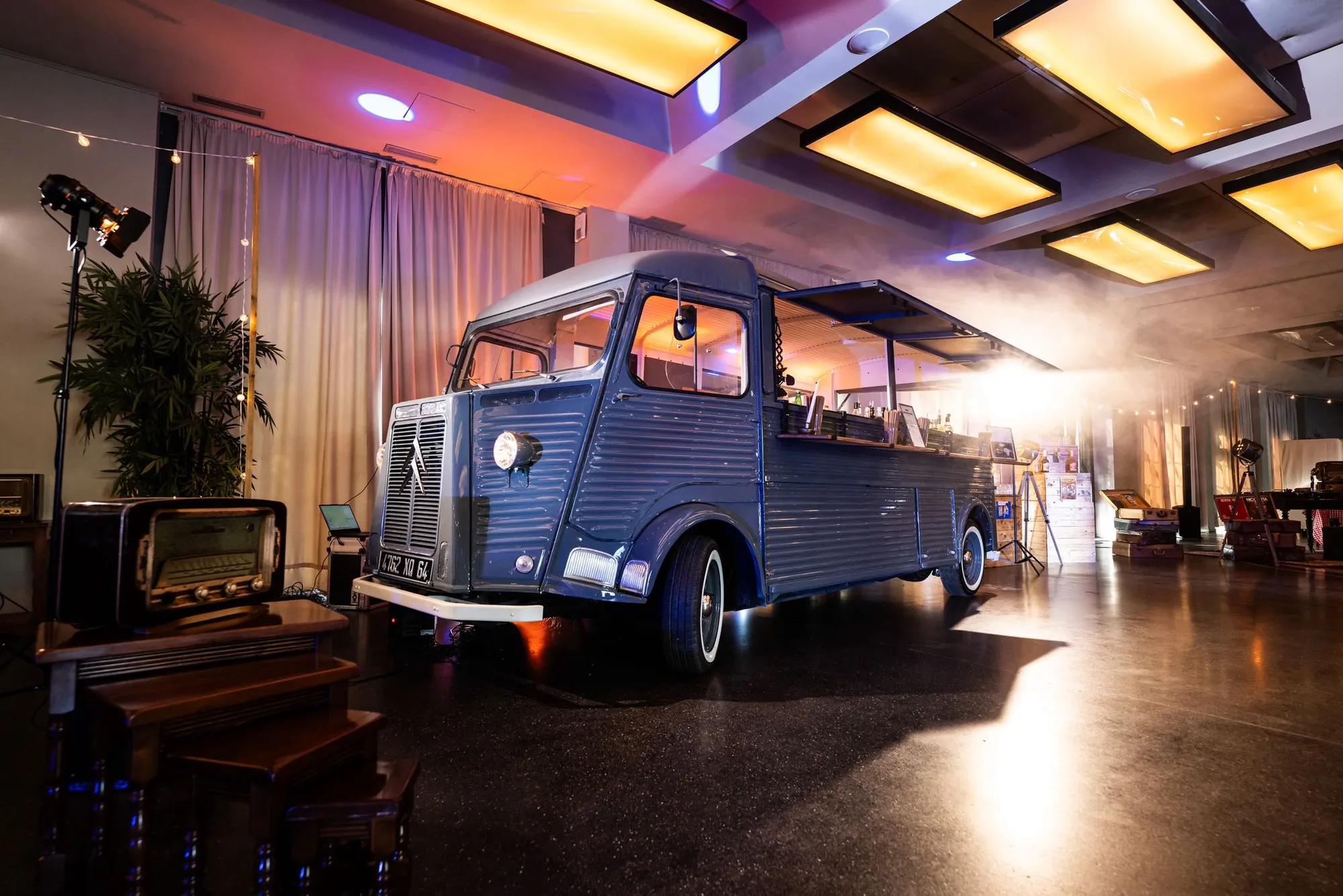 Le camion bar illuminé dans une salle de réception