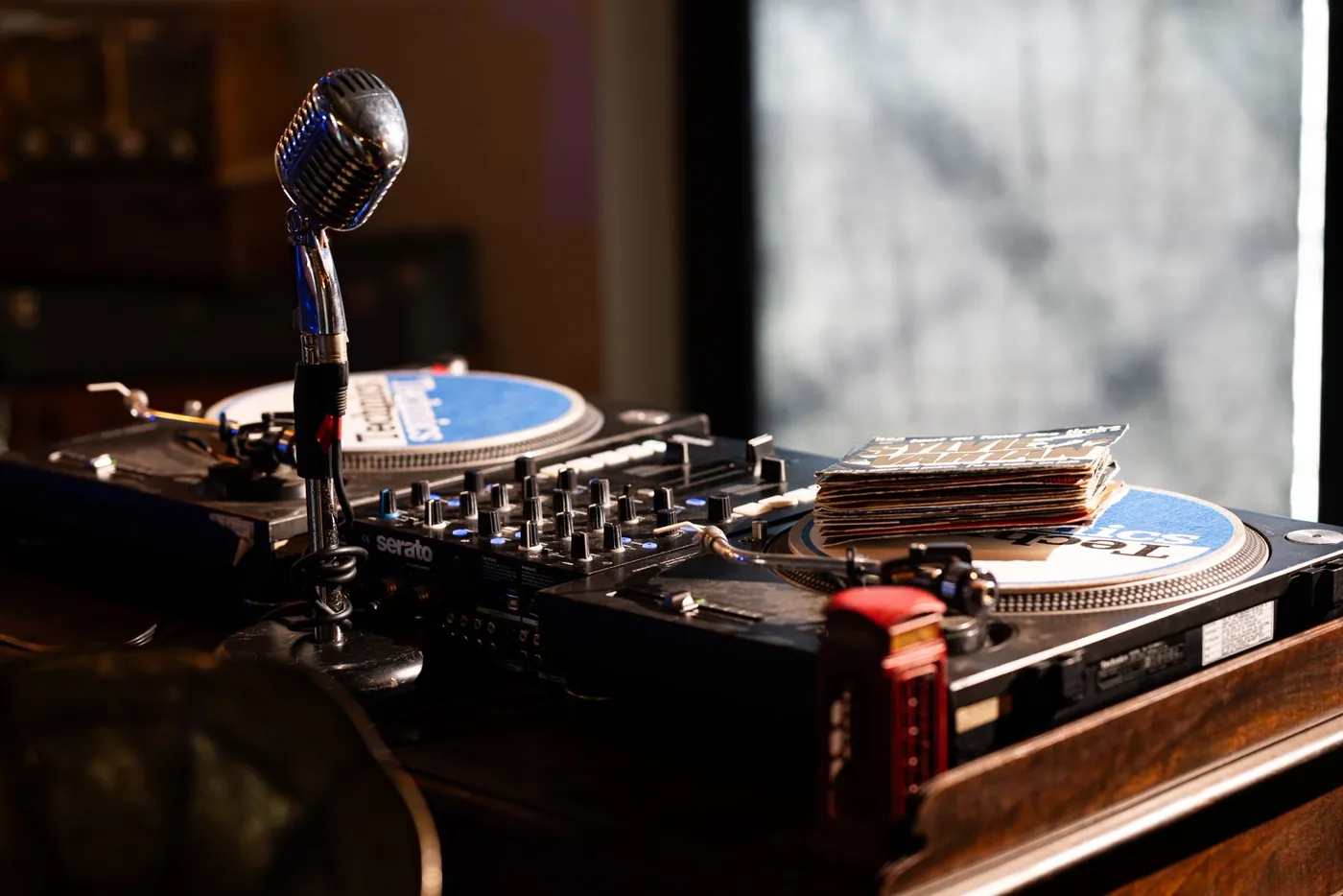 Disques vinyles posés près des platines